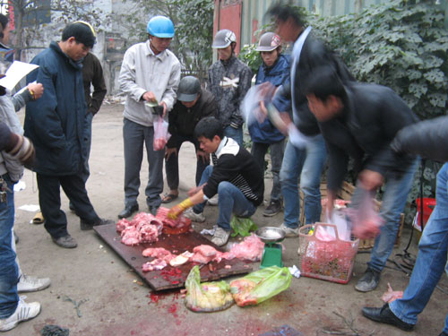 Xẻ[-]thịt[-]cá[-]sấu[-]bán[-]trên[-]vỉa[-]hè[-]7